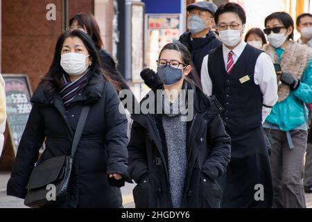 Tokyo, Japon.20th janvier 2022.Les personnes portant un masque facial marchent dans le quartier Shinjuku de Tokyo.Tokyo a confirmé 8 638 nouveaux cas de COVID-19 jeudi après que la capitale a signalé 7 377, mercredi.(Image de crédit: © Rodrigo Reyes Marin/ZUMA Press Wire) Banque D'Images