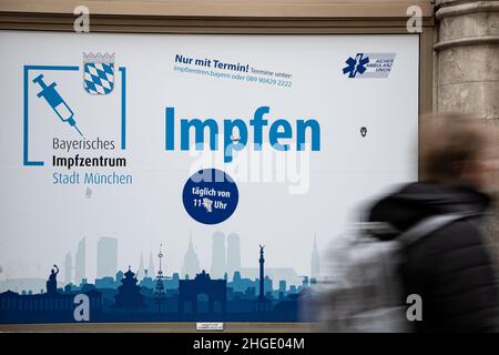 Munich, Allemagne.20th janvier 2022.Les gens se font vacciner à Munich, en Allemagne, le 20 janvier 2022.Si l'on veut faire ses achats, il n'est plus nécessaire de se faire vacciner, ce qui signifie qu'il n'est plus nécessaire de se faire vacciner contre le coronavirus ou de se rétablir du covid-19.(Photo par Alexander Pohl/Sipa USA) crédit: SIPA USA/Alay Live News Banque D'Images