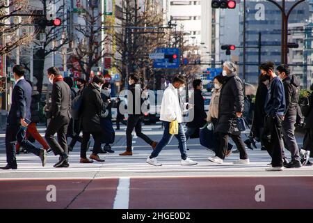 Tokyo, Japon.20th janvier 2022.Les personnes portant un masque facial marchent dans le quartier Shinjuku de Tokyo.Tokyo a confirmé 8 638 nouveaux cas de COVID-19 jeudi après que la capitale a signalé 7 377, mercredi.(Image de crédit: © Rodrigo Reyes Marin/ZUMA Press Wire) Banque D'Images