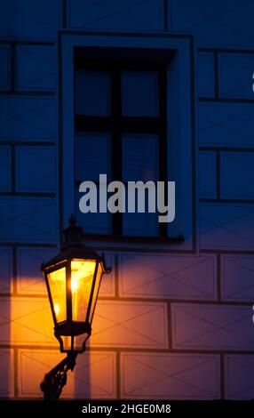 Lampe vintage illuminant l'ancien mur avec fenêtre la nuit Banque D'Images
