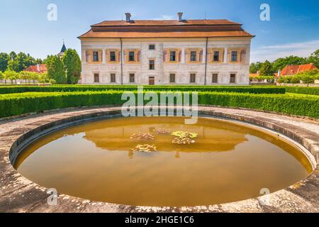 Résidence manorial Renaissance Kratochvile entourée d'un parc situé dans la campagne sud de la Bohème, République tchèque, Europe. Banque D'Images