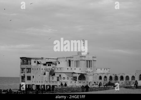 Mer, Shatt Bahr, arbres, rochers, ciel,bleu, cabane, mosquée, industries traditionnelles, zones touristiques,montagne, porte bleue, oiseau, la marsa et sidi bou Banque D'Images