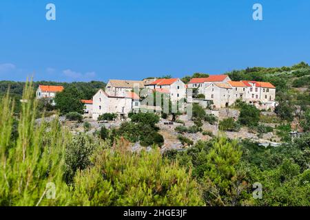 Vieux village dans les montagnes de l'île de Hvar en Croatie sur la vieille route de montagne entre les villes côtières. Banque D'Images