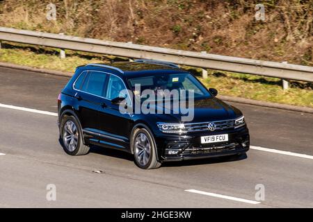 2019 noir Volkswagen Tiguan 1498cc 7 vitesses auto. Met dubb. Koppeling. Circulation automobile, véhicules en mouvement, voitures, conduite de véhicules sur les routes du Royaume-Uni, moteurs, conduite sur l'autoroute M61 du réseau routier britannique. Banque D'Images