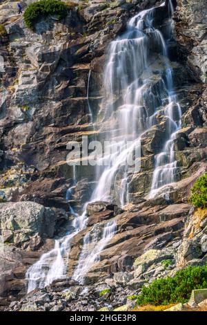 La cascade de Skok dans la vallée de Mlynicka du parc national des Hautes Tatras, Slovaquie, Europe. Banque D'Images