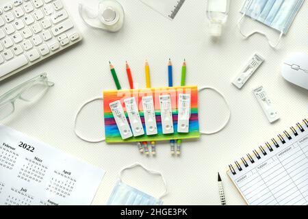 Étude scolaire ou universitaire avec des tests rapides de covid et des masques médicaux.Éducation pendant les pandémies de coronavirus.Calendrier hebdomadaire vide pour planifier les rendez-vous Banque D'Images