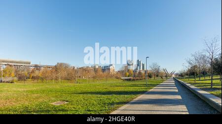 Turin, Italie, 30 novembre 2021 : Parco Dora et la vallée de fer, un parc public construit sur une ancienne zone industrielle, préservant certaines structures de l'ol Banque D'Images