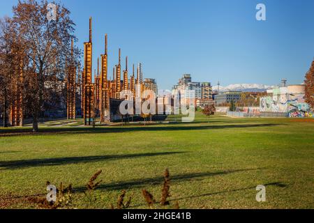 Turin, Italie, 30 novembre 2021 : Parco Dora et la vallée de fer, un parc public construit sur une ancienne zone industrielle, préservant certaines structures de l'ol Banque D'Images