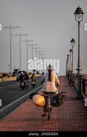 Fille vietnamienne habillée de façon traditionnelle Banque D'Images