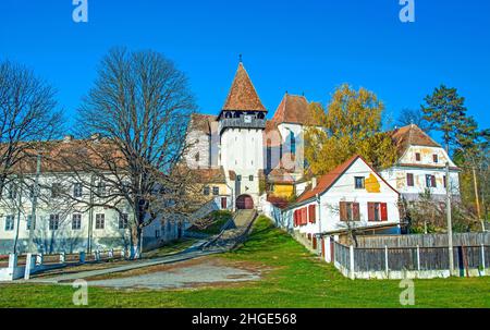 Église évangélique médiévale-saxonne fortifiée dans le village de Bazna en Transylvanie, Roumanie, comté de Sibiu Banque D'Images