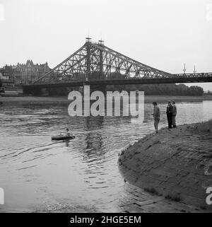 L'Elbe à Dresde, Pont Loschwitzer Bruecke à l'Elbe à Dresde Allemagne, 1978 Banque D'Images