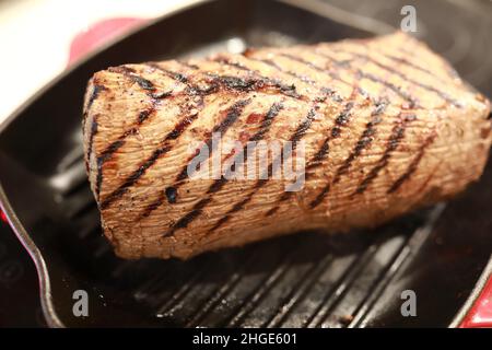 Rôti de bœuf sur une poêle à rôtir dans la cuisine Banque D'Images