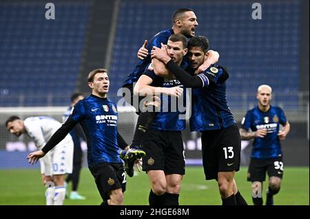 Milan, Italie.19 janvier 2022.Andrea Ranocchia du FC Internazionale fête avec Edin Dzeko et Danilo d'Ambrosio du FC Internazionale après avoir obtenu un but lors du match de football de Coppa Italia entre le FC Internazionale et le FC Empoli.Credit: Nicolò Campo/Alay Live News Banque D'Images