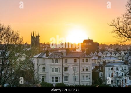 Royal Tunbridge Wells, Kent, Royaume-Uni.20th janvier 2022.Le soleil se lève sur la ligne de toit de la ville de la cnétre avec sa grande villa victorienne et l'église Spire of Trinity, le matin froid de janvier.©Sarah Mott / Alamy Live News Banque D'Images