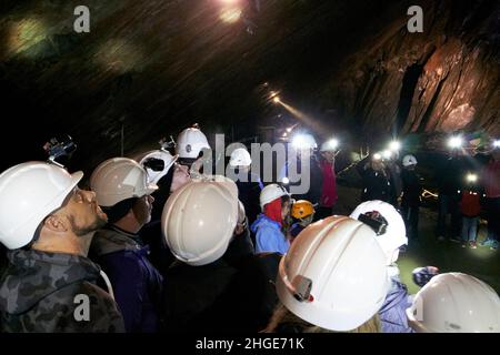 groupe de visiteurs à l'intérieur du quartier des lacs de la mine d'ardoise honister, cumbria, angleterre, royaume-uni Banque D'Images
