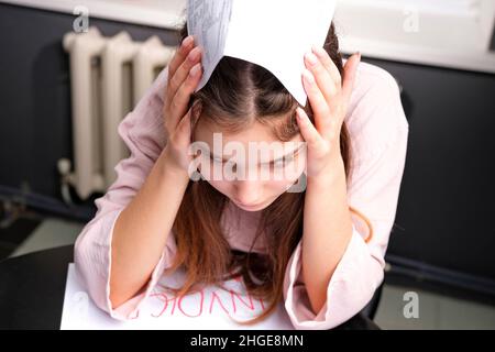 Jeune femme souffrant de stress faire des affaires comptabilité paperasse factures et factures dans le bureau, concept de paiement. Banque D'Images