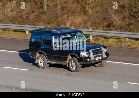 2003 Land Rover Discovery 2495cc Diesel 5 vitesses H circulation automobile, véhicules en mouvement, voitures, véhicules roulant sur les routes britanniques, moteurs, conduite sur le réseau routier britannique M61. Banque D'Images