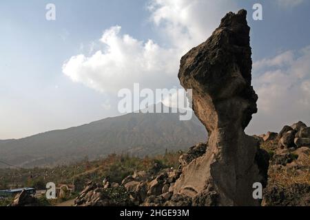 Le volcan Sakurajima peut être vu dans la distance de l'autre côté de la baie de la ville de Kagoshima Banque D'Images