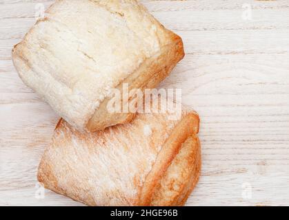 pains de ciabatta sur une surface rustique avec espace de copie Banque D'Images