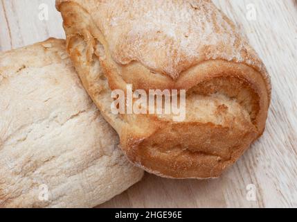 pains de ciabatta sur une surface rustique avec espace de copie Banque D'Images