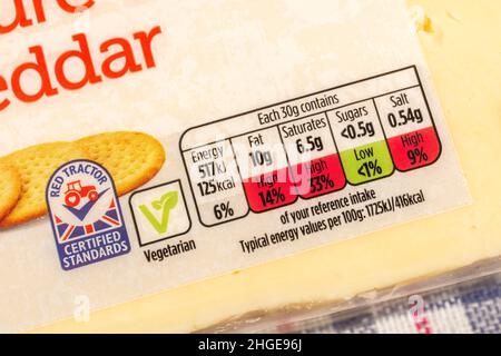 Gros plan emballage plastique de fromage cheddar mûr de marque ASDA budget avec étiquette alimentaire système de feux de signalisation indiquant la teneur en graisse du fromage, etc Banque D'Images