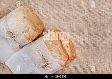 pains de ciabatta sur une surface rustique avec espace de copie Banque D'Images