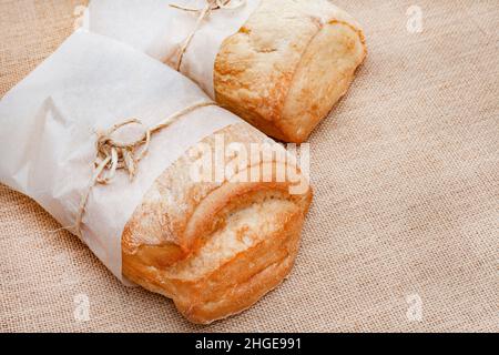 pains de ciabatta sur une surface rustique avec espace de copie Banque D'Images