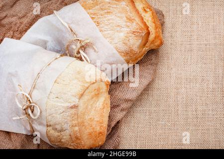 pains de ciabatta sur une surface rustique avec espace de copie Banque D'Images