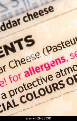 Macro gros plan des ingrédients de l'étiquette de fromage cheddar ASDA avec avertissement Allergen en rouge.Pour les allergies alimentaires, et peut-être un régime sans lait. Banque D'Images