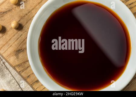 Sauce soja brune biologique dans un bol Banque D'Images