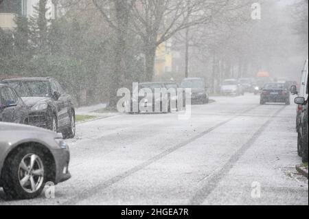 Hambourg, Allemagne.20th janvier 2022.Une douche de traîneau couvre les voitures garées et en mouvement dans une rue résidentielle.Des averses de neige et de neige, dont certaines sont lourdes, sont tombées dans la ville de Hambourg dans l'après-midi.Le Service météorologique allemand a mis en garde contre les rafales de vent de la force 7 (environ 55 km/h) à l'intérieur des terres pour Hambourg et Schleswig-Holstein, et de la force gale 8 du nord-ouest près des averses.Credit: Jonas Walzberg/dpa/Alay Live News Banque D'Images