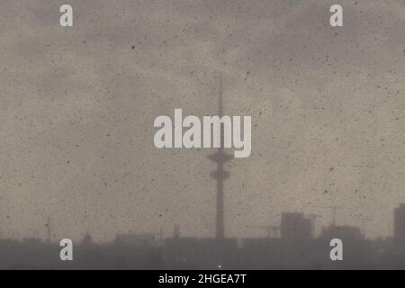 Hambourg, Allemagne.20th janvier 2022.La tour de télévision peut être vue dans la épaisse couche.Dans l'après-midi, des averses de neige et de neige, dont certaines lourdes, sont tombées sur la zone métropolitaine de Hambourg.Le Service météorologique allemand a mis en garde contre les rafales de vent de la force 7 (environ 55 km/h) à l'intérieur des terres pour Hambourg et Schleswig-Holstein, et de la force gale 8 du nord-ouest près des averses.Credit: Jonas Walzberg/dpa/Alay Live News Banque D'Images