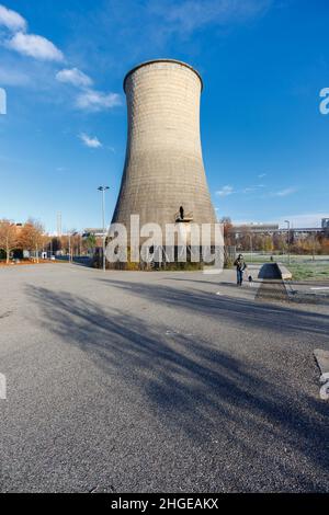 Turin, Piémont, Italie - 29 novembre 2021 : réservoir d'eau de refroidissement d'une usine industrielle désutilisée, transformée en parc public. Banque D'Images