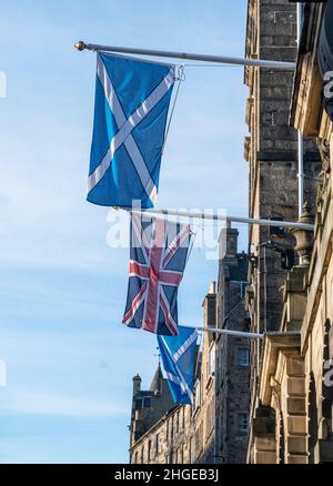 Les drapeaux Union Jack et Scottish Saltyre sont suspendus à l'extérieur des chambres de la ville d'Édimbourg sur High Street, Édimbourg. Banque D'Images