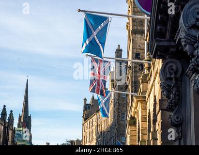 Les drapeaux Union Jack et Scottish Saltyre sont suspendus à l'extérieur des chambres de la ville d'Édimbourg sur High Street, Édimbourg. Banque D'Images