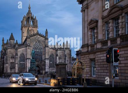 Édimbourg, Royaume-Uni - 5th janvier 2022 : le Royal Mile est situé dans la vieille ville et, dans un site classé au patrimoine mondial, il regorge de magasins et de restaurants. Banque D'Images