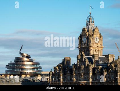 Vue sur la ligne d'horizon d'Édimbourg avec le nouvel hôtel du centre de St James et la tour de l'horloge de l'hôtel Balmoral à droite. Banque D'Images