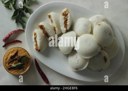 Gâteau au riz farci au poulet.Gâteau de riz cuit à la vapeur farci de masala de poulet.Communément appelé IDLI farci de poulet au Kerala.Servi avec de la noix de coco Banque D'Images