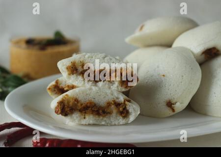 Gâteau au riz farci au poulet.Gâteau de riz cuit à la vapeur farci de masala de poulet.Communément appelé IDLI farci de poulet au Kerala.Servi avec de la noix de coco Banque D'Images