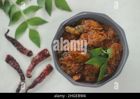 Sauce au poulet.Sauce au poulet semi-sèche préparée dans le style du Kerala avec des oignons, des tomates et des épices.Prise de vue sur fond blanc Banque D'Images