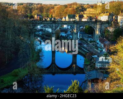 Vue emblématique du viaduc de Knaresborough et de la rivière Nidd depuis les jardins du château. Banque D'Images