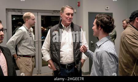 Woodstock, Géorgie, États-Unis.19th janvier 2022.DAVID PERDUE, candidat du gouverneur de la Géorgie approuvé par Trump, fait une apparition caméo lors d'un rassemblement en faveur de l'adoption du projet de loi 319 du Sénat géorgien, la « Georgia Constitutional Carry Act ».Co-rédigé par le sénateur d'État Jason Anavitarte, le projet de loi supprimerait les exigences de permis pour le transport des armes à feu en public.(Credit image: © Brian Cahn/ZUMA Press Wire) Banque D'Images