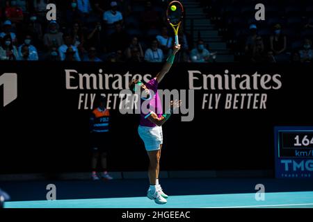 Rafael Nadal est en train de servir contre Marcus Giron lors de l'Open d'Australie 2022 Round 1 Match du Grand Chelem à Rod laver Arena dans le parc olympique de Melbourne. (Score final Nadal gagne en 3 sets 6:1, 6:4, 6:2). Banque D'Images