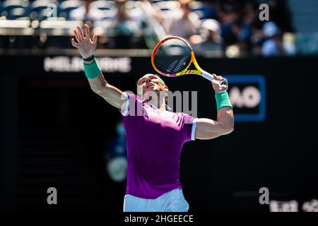 Rafael Nadal est en train de servir contre Marcus Giron lors de l'Open d'Australie 2022 Round 1 Match du Grand Chelem à Rod laver Arena dans le parc olympique de Melbourne. (Score final Nadal gagne en 3 sets 6:1, 6:4, 6:2). Banque D'Images