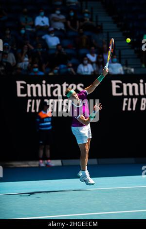 Rafael Nadal est en train de servir contre Marcus Giron lors de l'Open d'Australie 2022 Round 1 Match du Grand Chelem à Rod laver Arena dans le parc olympique de Melbourne. (Score final Nadal gagne en 3 sets 6:1, 6:4, 6:2). Banque D'Images