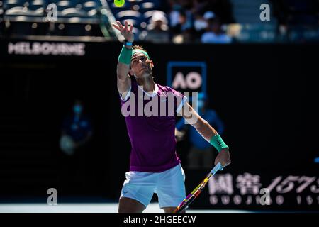 Rafael Nadal est en train de servir contre Marcus Giron lors de l'Open d'Australie 2022 Round 1 Match du Grand Chelem à Rod laver Arena dans le parc olympique de Melbourne. (Score final Nadal gagne en 3 sets 6:1, 6:4, 6:2). Banque D'Images