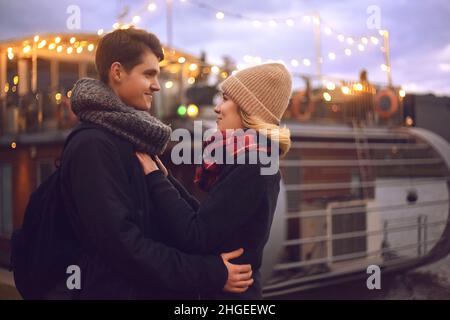 Un jeune couple amoureux voyage à Saint-Valentin.Vacances en Europe.Vêtements chauds, chapeau. écharpe, atmosphère agréable.Flashs dans le groupe arrière Banque D'Images