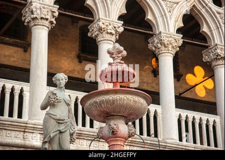 Fontaine à vin traditionnelle en face du palais des Doges à Venise, en Italie, pendant la saison du carnaval Banque D'Images