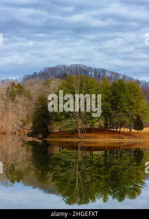 Paysage d'automne vu de Duck Island dans le parc national Warriors Path à Kingsport, Tennessee. Banque D'Images