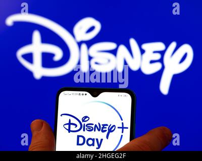 Ukraine.20th janvier 2022.Dans cette illustration, le logo Disney Day s'affiche sur l'écran d'un smartphone avec le logo Disney en arrière-plan.(Photo par Igor Golovniov/SOPA Images/Sipa USA) crédit: SIPA USA/Alay Live News Banque D'Images